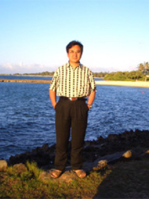 朱熹平，365英国上市公司官网数学系教授，1998年度国家杰出青年科学基金获得者，2001 年至 2006 年被聘为教育部长江学者奖励计划特聘教授，分别于 2002年和 2013 年为全国百篇优秀博士学位论文指导教师, 2015年度国家自然科学基金创新研究群体项目学术带头人。朱熹平教授主要从事几何分析领域的研究：解决了Ricci 流的唯一性公开问题，证明了四维情形的由 Wolf 奖和 Abel 奖获得者Gromov所提出的正迷向曲率流形猜测（这也被 Schoen 在2010年国际数学家大会的1小时大会报告中重新提出），为国际重大数学课题Thurston几何化猜测的最终证明做出了一份贡献。  著名数学难题Poincaré猜测仅是Thurston 几何化猜测的小部分。1982-2002 年间，Hamilton 建立了利用 Ricci 流解决Thurston 几何化猜测的研究框架。2002-2003 年间，Perelman 在互联网上贴出了三篇论文，简略地提出了完成 Hamilton 框架的论证。Hamilton-Perelman 理论能否给出 Thurston 几何化猜测的证明是当时国际数学界众所关心的问题。全世界至少有三个团